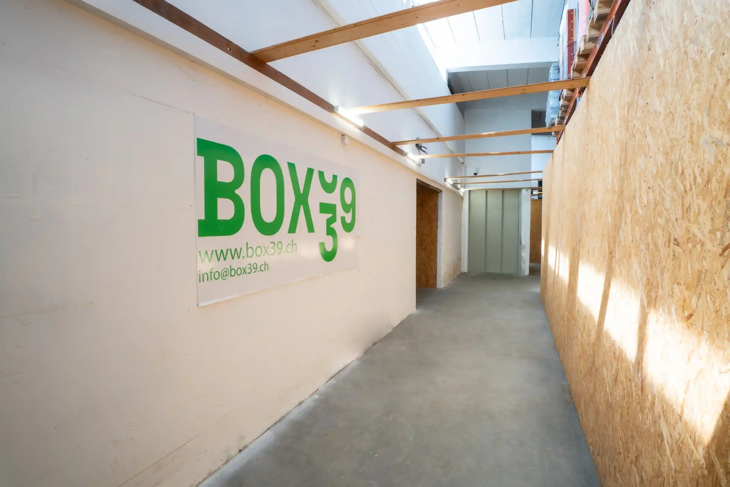 Couloir intérieur avec panneau Box39 à Kerzers, espace sécurisé.