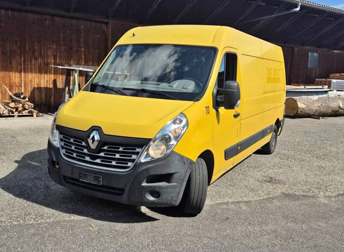 Renault Master jaune de location chez Box39 à Kerzers, vue de trois quarts avant